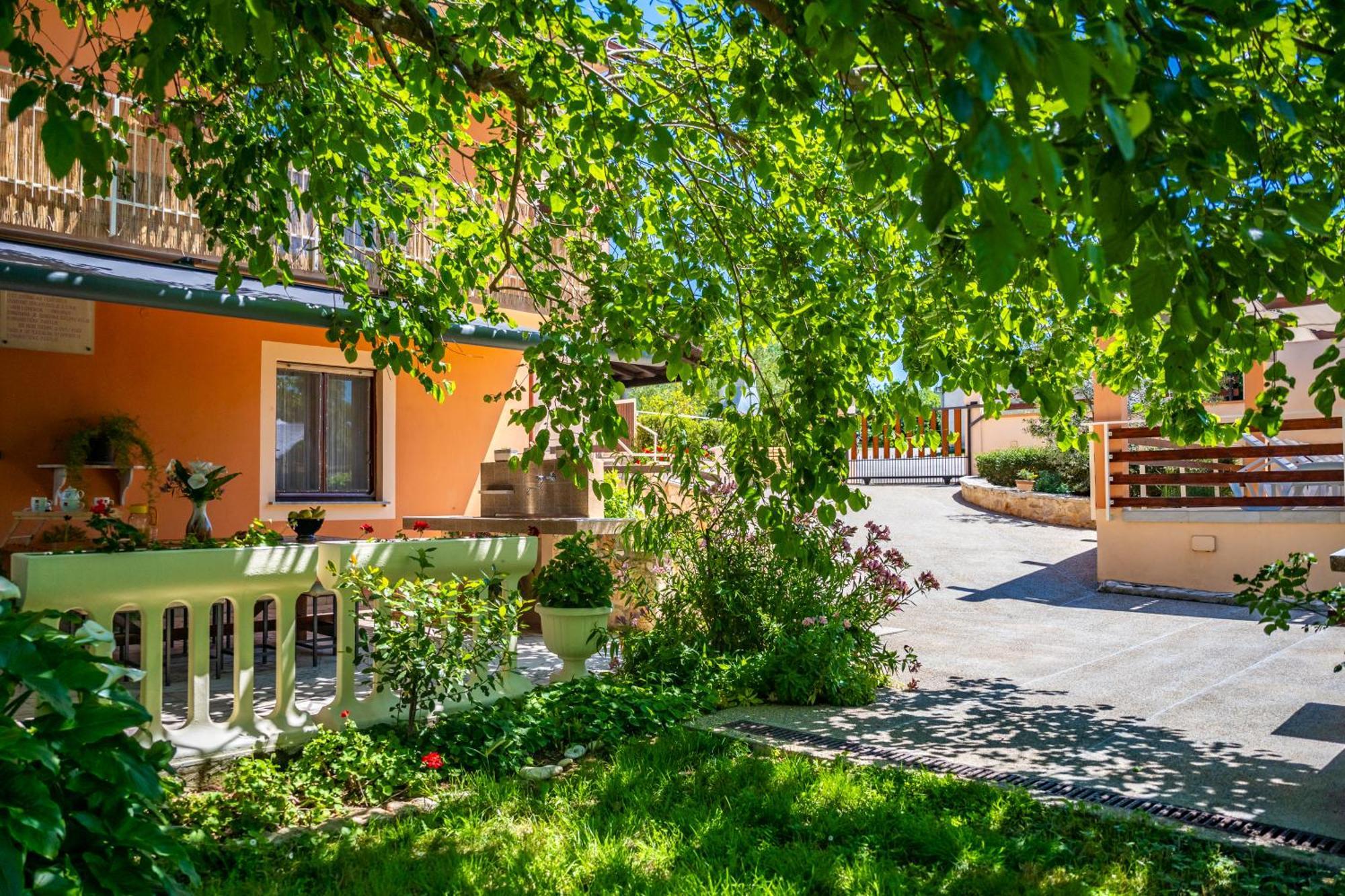 E-M Apartments With Private Pool Винкуран Екстериор снимка